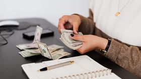 Horoscop financiar iulie 2023: Zodiile care vor avea noroc la bani. Pot primi o mărire salarială!